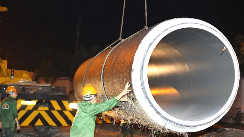Nhân viên ngành nước thi công mạng lưới cấp nước tại TPHCM. Ảnh: NHẤT PHONG