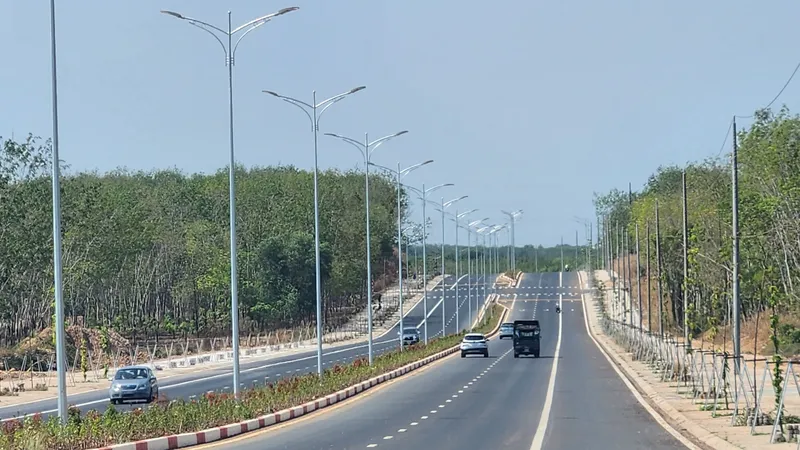 Đường ĐH 414 qua huyện Bắc Tân Uyên (Bình Dương) được đầu tư hiện đại như đường cao tốc