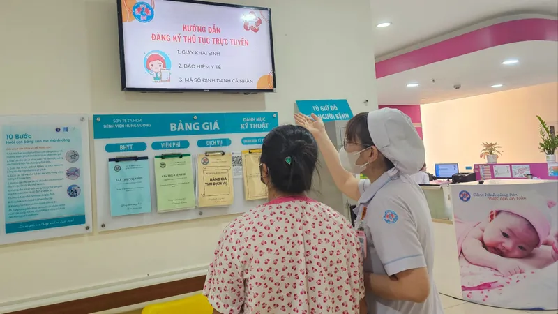 Hướng dẫn đăng ký khai sinh trực tuyến tại các màn hình ở Bệnh viện Hùng Vương, TPHCM. Ảnh: THU HOÀI