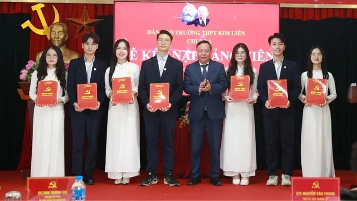 Hà Nội kết nạp Đảng cho 7 học sinh lớp 12 