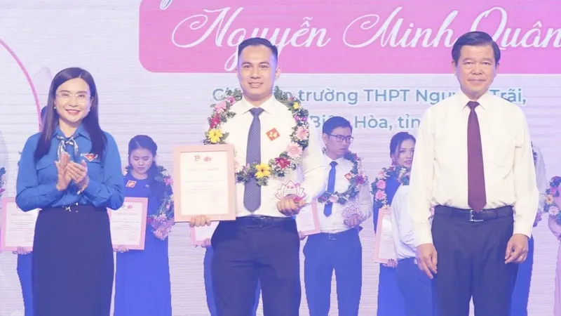 Anh Nguyễn Minh Quân trong lễ trao danh hiệu “Thanh niên tiêu biểu làm theo lời Bác” cụm Đông Nam bộ, lần thứ 16 năm 2023