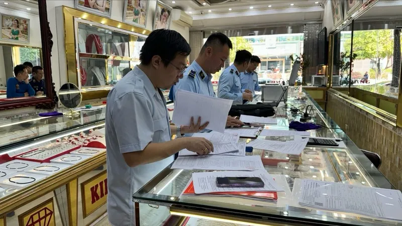 Kiểm tra 18 cửa hàng vàng, phát hiện 12 cửa hàng vi phạm