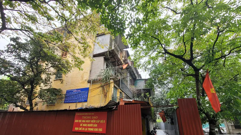 Toà nhà G6A tại khu tập thể Thành Công đã xuống cấp nguy hiểm nhưng vẫn còn người ở. Ảnh: QUỐC KHÁNH