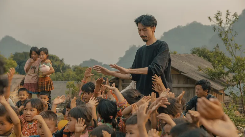 Đen Vâu và các em nhỏ vùng cao trong MV "Nấu ăn cho em". Ảnh: NVCC