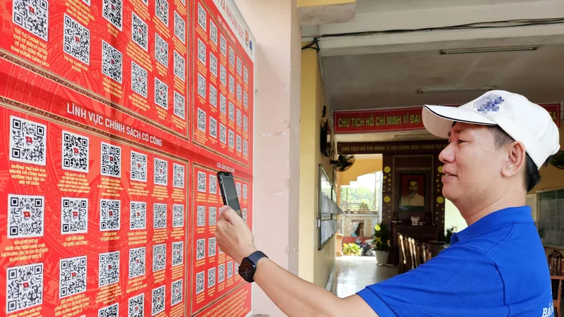 UBND xã Nhuận Đức, huyện Củ Chi, TPHCM công khai mã QR các thủ tục hành chính trực tuyến cho người dân. Ảnh: NGÔ BÌNH