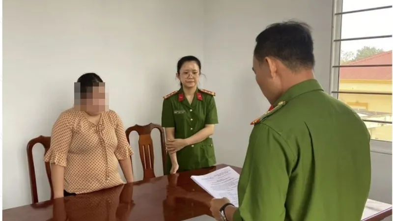 Cơ quan điều tra tống đạt các quyết định đối với bị can Nguyễn Kim Thương. ẢNH: HẢI LINH