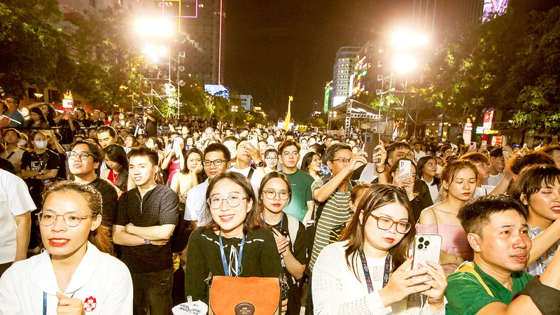 Đông đảo khán giả tham dự một sự kiện trong khuôn khổ HIFF 2024. Ảnh: DŨNG PHƯƠNG