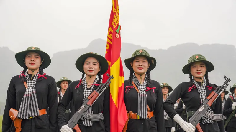 Nữ du kích miền Nam tại cuộc hợp luyện đội hình diễu binh, diễu hành kỷ niệm 70 năm Chiến thắng Điện Biên Phủ. Ảnh: ĐỖ TRUNG