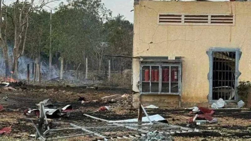 Một ngôi nhà bị hư hại sau vụ nổ kho đạn tại Kampong Speu hôm 27-4. Ảnh: BANGKOK POST