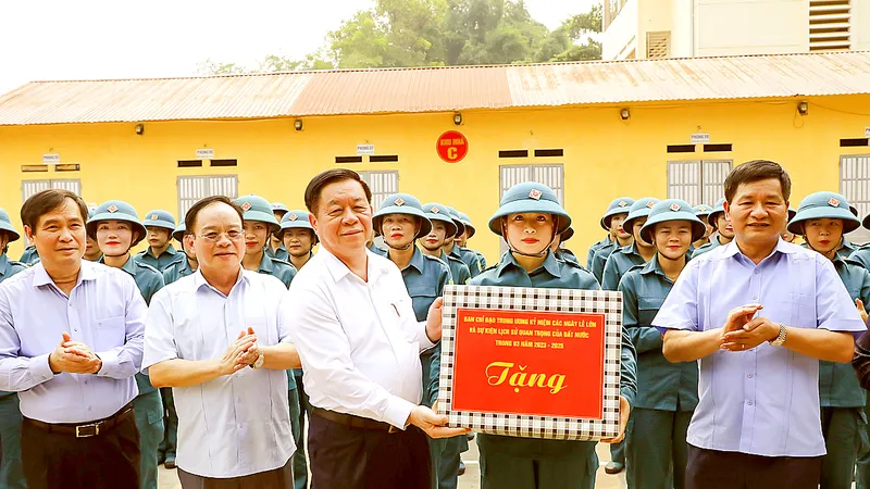 Trưởng Ban Tuyên giáo Trung ương Nguyễn Trọng Nghĩa thăm, tặng quà Khối nữ dân quân các dân tộc Tây Bắc. Ảnh: TTXVN