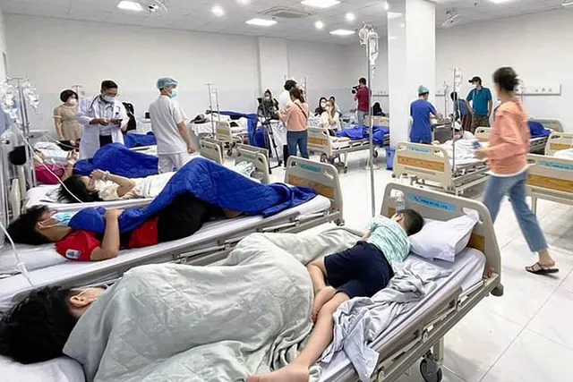 TPHCM: 15 học sinh tiểu học nhập viện nghi ngộ độc thực phẩm