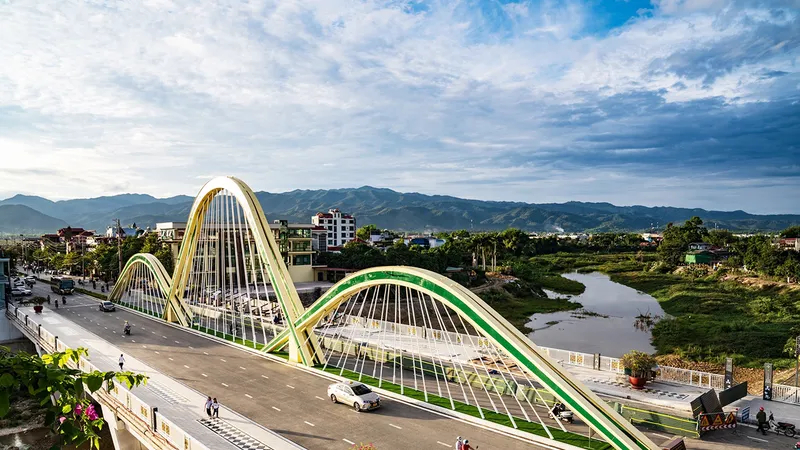 Công trình cầu Thanh Bình, ở trung tâm TP Điện Biên Phủ, vừa khánh thành cuối năm 2023. Ảnh: ĐỖ TRUNG