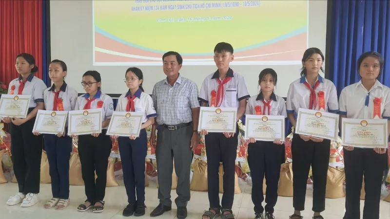 Bạc Liêu: Trao học bổng cho học sinh có hoàn cảnh khó khăn