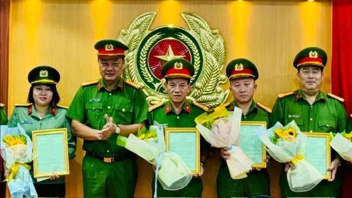 Thượng tá Nguyễn Đình Dương, Phó Giám đốc Công an TPHCM trao khen thưởng cho các đơn vị. Ảnh: CHÍ THẠCH