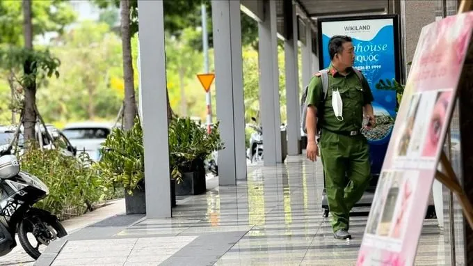 Bé trai trong nghi án "chồng tấn công vợ con rồi nhảy lầu tự tử" được hỗ trợ tâm lý