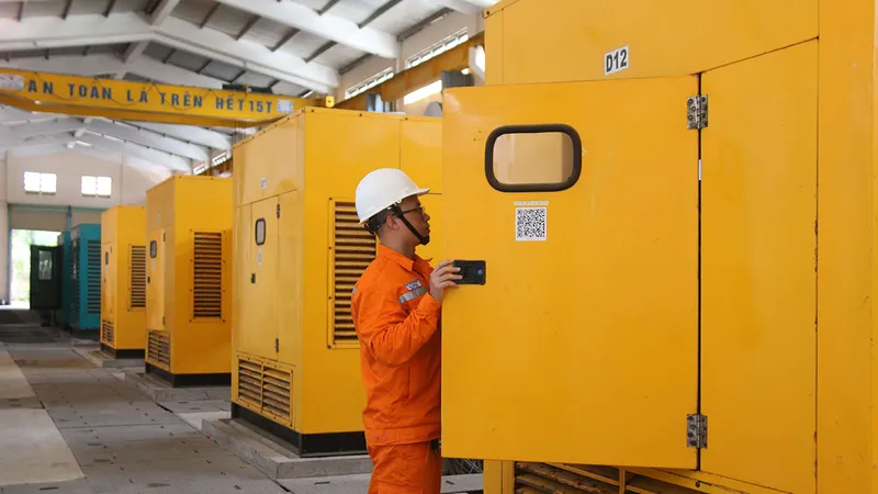 Những cỗ máy phát điện diesel khổng lồ trên đảo Phú Quý