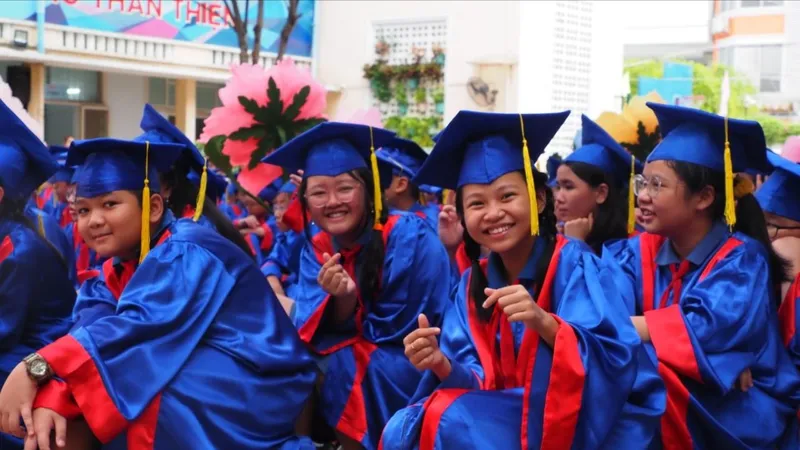 Học sinh lớp 5 thả cánh diều ước mơ trong lễ trưởng thành
