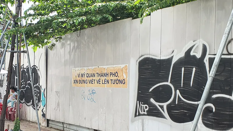 Mặc dù chủ đầu tư dán bảng khuyến cáo, nhưng kẻ xấu vẫn vẽ bậy lên vách công trình