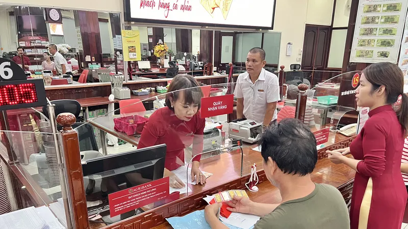Khách hàng mua vàng miếng tại Agribank chi nhánh Sài Gòn ngày 4-6. Ảnh: MINH HUY