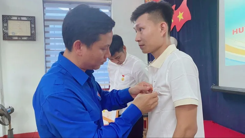 Trao tặng Huy hiệu "Tuổi trẻ dũng cảm" cho 3 đoàn viên dũng cảm cứu người