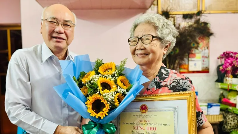 Đồng chí Phan Nguyễn Như Khuê thăm, chúc thọ người cao tuổi tiêu biểu