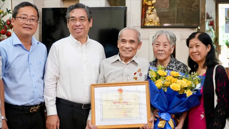 Phó Bí thư Thành ủy TPHCM Nguyễn Phước Lộc thăm, chúc thọ người cao tuổi tiêu biểu 