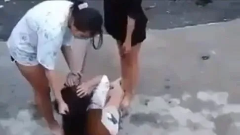 Hình ảnh vụ việc cắt từ clip 
