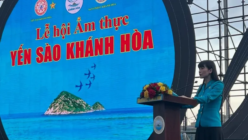 Bà Trịnh Thị Hồng Vân, Phó Tổng Giám đốc Công ty Yến sào Khánh Hòa, Chủ tịch HĐQT Công ty CP NGK YSKH (SKV), phát biểu khai mạc lễ hội