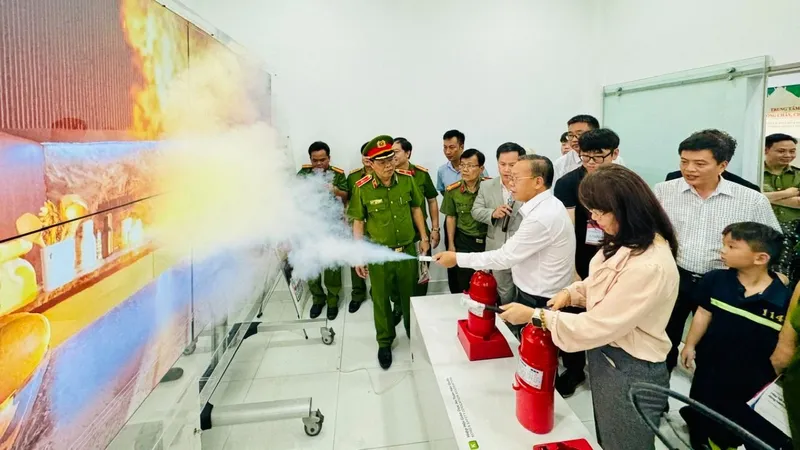 Lãnh đạo TPHCM trải nghiệm tại Trung tâm giáo dục cộng đồng về PCCC-CNCH