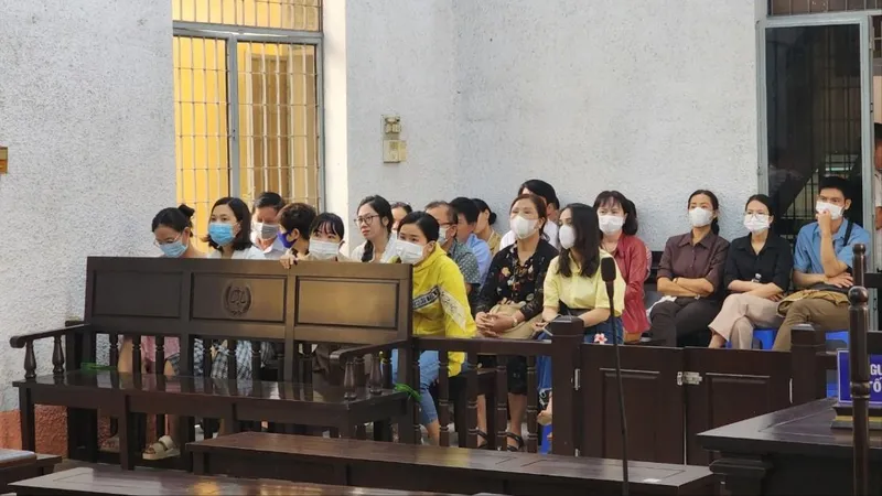 Phiên xét xử phải tạm hoãn vì nhiều đương sự liên quan và luật sư vắng mặt