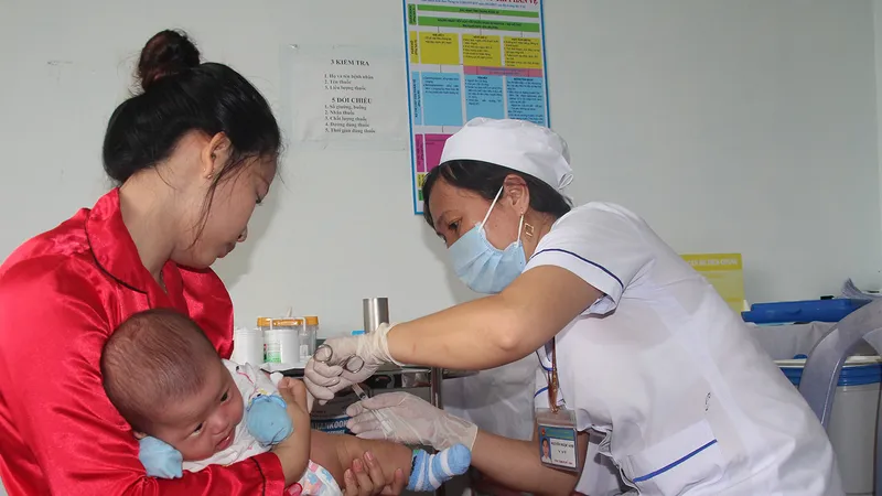 Nhân viên y tế thuộc Trạm Y tế xã Lâm Hải (huyện Năm Căn, tỉnh Cà Mau) tiêm chủng cho trẻ em. Ảnh: TẤN THÁI