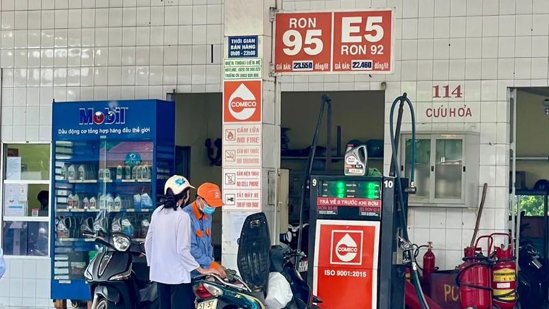 Cửa hàng PVOIL Comesco ở quận 10, TPHCM vẫn treo bảng hiệu bán xăng E5RON92. Ảnh: HOÀNG HÙNG