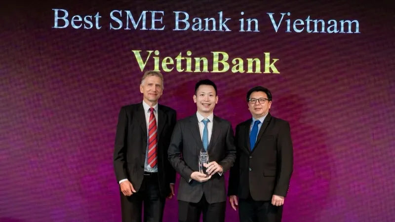 Giám đốc Ban KHDN Vừa và nhỏ Lê Thanh Phương đại diện VietinBank nhận giải thưởng