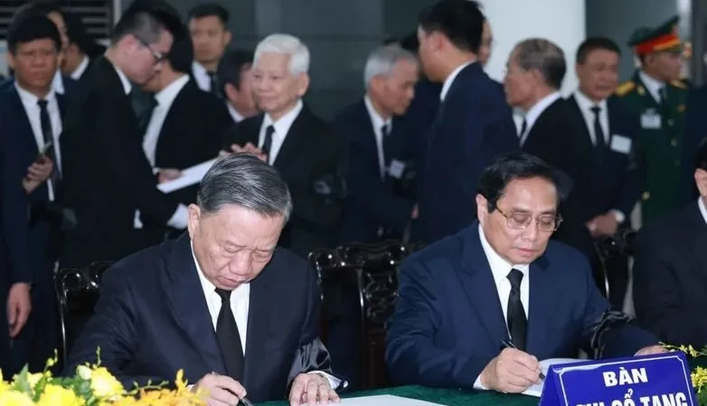 Chủ tịch nước Tô Lâm và Thủ tướng Phạm Minh Chính ghi sổ tang tiễn biệt Tổng Bí thư Nguyễn Phú Trọng tại Nhà tang lễ Quốc gia, số 5 Trần Thánh Tông, Hà Nội. Ảnh: TTXVN