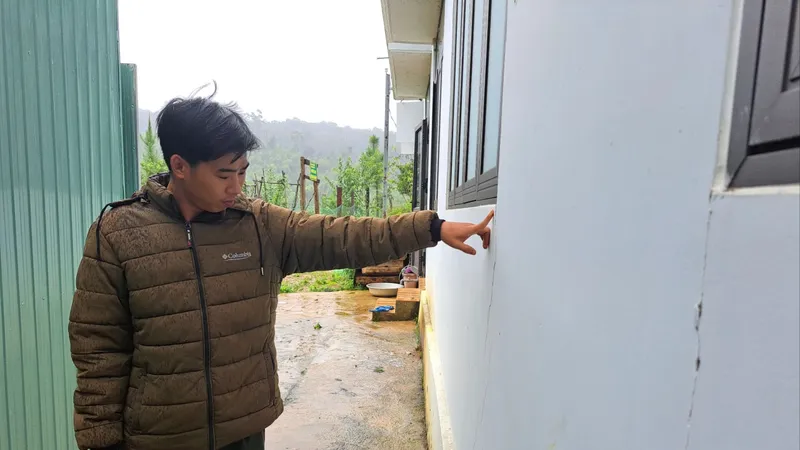 Kon Tum: Hỗ trợ dân sửa chữa nhà bị hư hỏng do động đất 