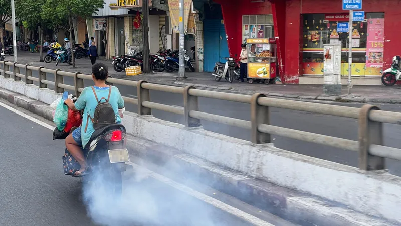 Xe máy xả khói mù mịt gây ô nhiễm môi trường. (Ảnh chụp trên đường Nguyễn Thái Học, quận 1, TPHCM). Ảnh: HOÀNG HÙNG