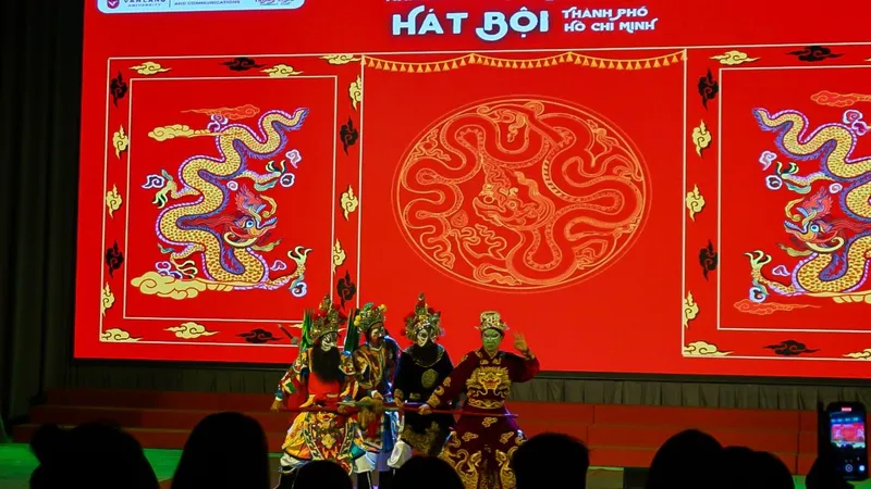 Các nghệ sĩ của Nhà hát Nghệ thuật Hát bội TPHCM biểu diễn trích đoạn “Tạ Ôn Đình chém Khương Linh Tá” 