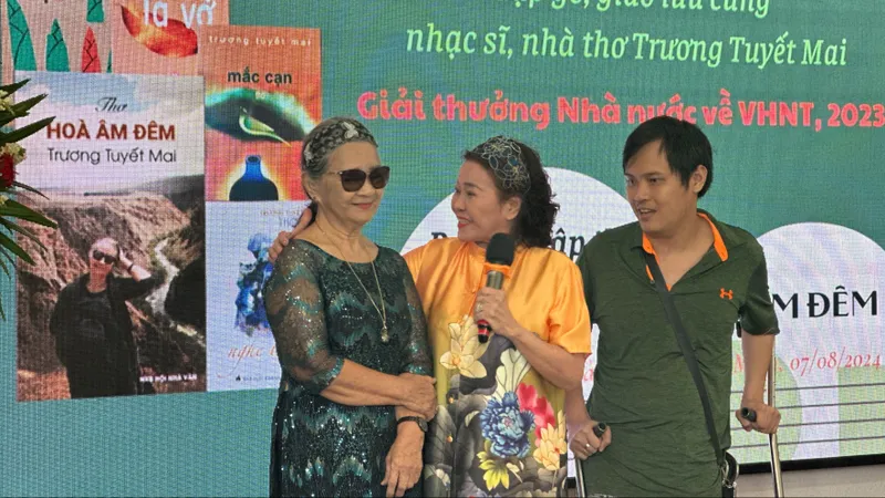 Nhà thơ Trương Tuyết Mai đón tuổi 80 với “Hòa âm đêm”