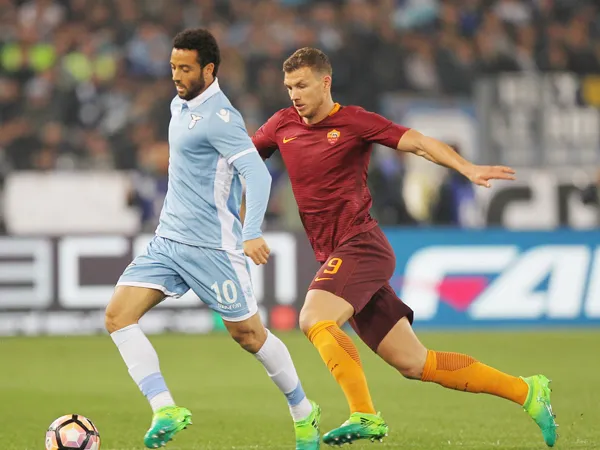 Felipe Anderson (trái, Lazio) đi bóng trước Edin Dzeko (Roma)