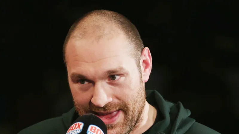 Tyson Fury ngạo mạn đòi chấp Anthony Joshua 1 tay.