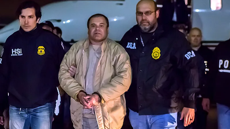 Hình ảnh do cơ quan thực thi pháp luật Mỹ công bố, trùm ma túy Joaquin "El Chapo" Guzman bị dẫn độ từ Mexico đến sân bay Long Island MacArthur ở Ronkonkoma, New York, Mỹ, ngày 19-1-2017
