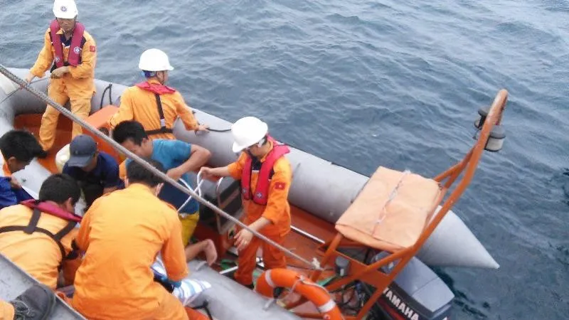 Lực lượng chức năng đang vớt thi thể tuyền viên lên tàu