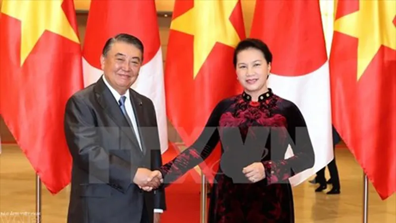Chủ tịch Quốc hội Nguyễn Thị Kim Ngân đón Chủ tịch Hạ viện Nhật Bản Tadamori Oshima. Ảnh: TTXVN 