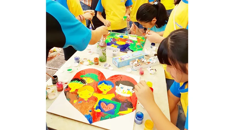 Các bé tham gia chương trình Global Art day tại Hà Nội để quyên góp tiền phẫu thuật cho trẻ em bị dị tật bẩm sinh của Quỹ Thiện Nhân và những người bạn