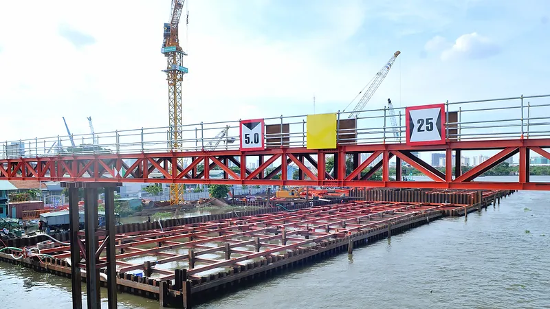 Công trình thi công cống ngăn triều chống ngập có tính yếu tố biến đổi khí hậu tại TPHCM Ảnh: CAO THĂNG