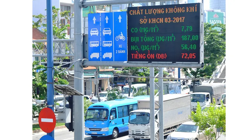 Thông tin môi trường qua bảng chỉ dẫn giao thông. Ảnh: THÀNH TRÍ