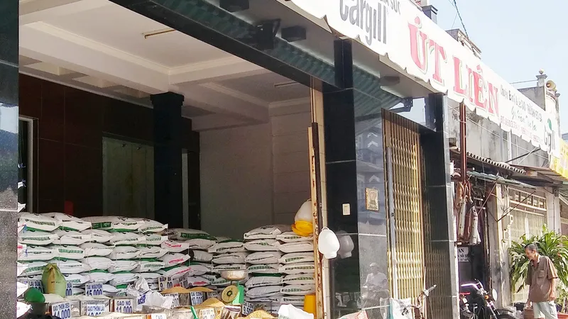 Heo rớt giá khiến các đại lý thức ăn chăn nuôi lâm vào cảnh ế ẩm 