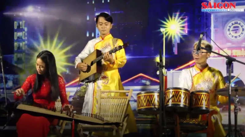 Một tiết mục biểu diễn trong chương trình nghệ thuật đường phố diễn ra tại phố đi bộ Nguyễn Huệ, TPHCM