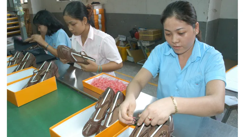 Sản xuất giày tại một doanh nghiệp. Ảnh: THÀNH TRÍ