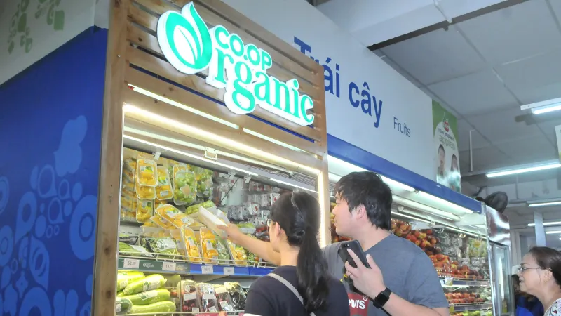  Người tiêu dùng mua sản phẩm Co.op Organic tại Co.opMart Cống Quỳnh. Ảnh: THÀNH TRÍ